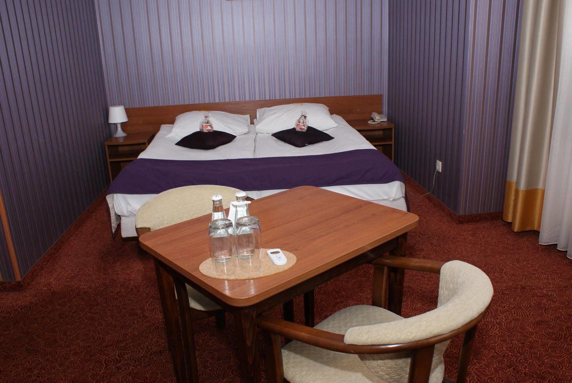 Grot Hotel Malbork Exterior foto